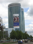 905277 Gezicht op de nieuwe kantoortoren van Rabobank Nederland (Croeselaan 18) te Utrecht, met een grote reclamebanner ...